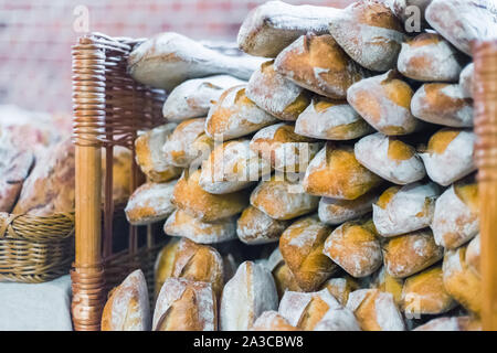 Des petits pains baguette en vente sur le comptoir de boulangerie française Banque D'Images