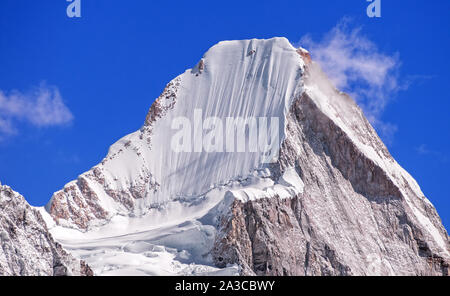 Lingtren majestueux pic (6749 m) au lever du soleil au Népal, l'Himalaya. Inclinaison de la pente de glace, la beauté naturelle et l'harmonie de la montagne Banque D'Images