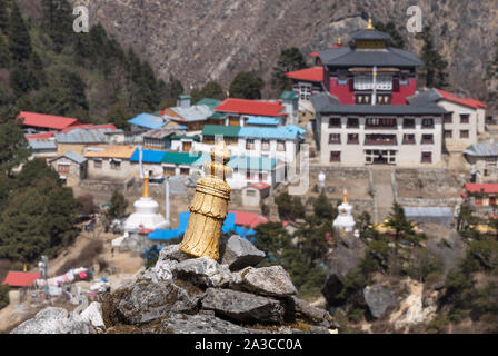 Petit chorten sur l'arrière-plan de Tengboche monastère bouddhiste en Himalaya, trek au camp de base de l'Everest, parc national de Sagarmatha, Solukhumbu Banque D'Images