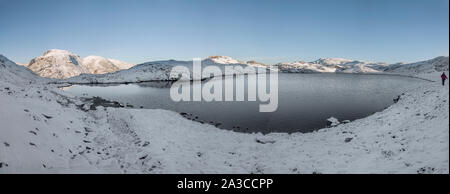 Tarn arrosage dans des conditions hivernales, Lake District, Cumbria, Angleterre Banque D'Images