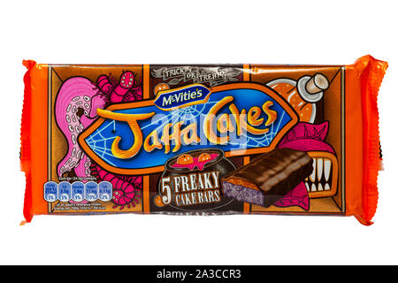 Paquet de gâteaux McVities Jaffa cake bars freaky prêt pour l'Halloween isolé sur fond blanc Banque D'Images