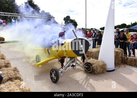 (191007) - Porec, le 7 octobre 2019 (Xinhua) -- un concurrent conduit un véhicule sans moteur fait maison au cours de la Red Bull Soapbox Race à Porec, Croatie, 6 octobre 2019. (Dusko Marusic/Pixsell via Xinhua) Banque D'Images