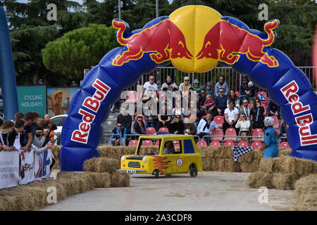 (191007) - Porec, le 7 octobre 2019 (Xinhua) -- un concurrent conduit un véhicule sans moteur fait maison au cours de la Red Bull Soapbox Race à Porec, Croatie, 6 octobre 2019. (Dusko Marusic/Pixsell via Xinhua) Banque D'Images