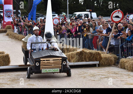 (191007) - Porec, le 7 octobre 2019 (Xinhua) -- un véhicule d'entraînement maison sans moteur au cours de la Red Bull Soapbox Race à Porec, Croatie, 6 octobre 2019. (Dusko Marusic/Pixsell via Xinhua) Banque D'Images