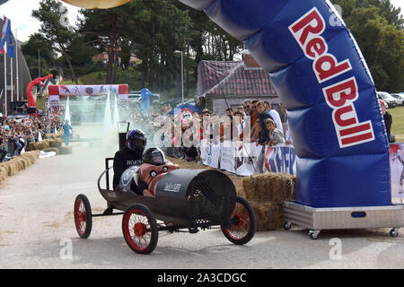 (191007) - Porec, le 7 octobre 2019 (Xinhua) -- un véhicule d'entraînement maison sans moteur au cours de la Red Bull Soapbox Race à Porec, Croatie, 6 octobre 2019. (Dusko Marusic/Pixsell via Xinhua) Banque D'Images