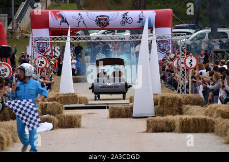 (191007) - Porec, le 7 octobre 2019 (Xinhua) -- un véhicule d'entraînement maison sans moteur au cours de la Red Bull Soapbox Race à Porec, Croatie, 6 octobre 2019. (Dusko Marusic/Pixsell via Xinhua) Banque D'Images