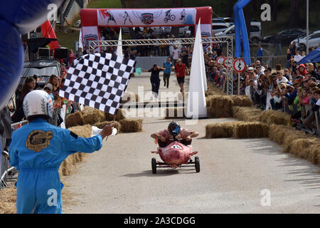 (191007) - Porec, le 7 octobre 2019 (Xinhua) -- un concurrent conduit un véhicule sans moteur fait maison au cours de la Red Bull Soapbox Race à Porec, Croatie, 6 octobre 2019. (Dusko Marusic/Pixsell via Xinhua) Banque D'Images