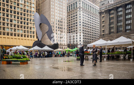 Chicago, Illinois, USA, le 9 mai 2019. Untitled sculpture massive de Pablo Picasso à Daley Plaza, de gratte-ciel, les gens autour de l'arrière-plan. Banque D'Images