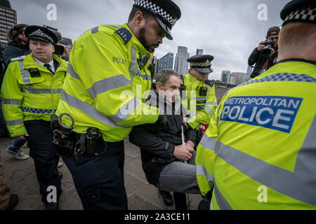 Faire une police arrestation d'un manifestant au cours de la rébellion de l'extinction de l'occupation de l'activiste Pont de Lambeth. Les défenseurs de la commencer deux semaines de nouvelle vague de protestation action causant des perturbations dans les principaux sites à Londres comme Westminster Bridge, pont de Lambeth, Trafalgar Square, le Parlement et Smithfield Market ainsi que plusieurs blocages de routes. La Police métropolitaine ont confirmé plus de 1500 arrestations à ce jour. Londres, Royaume-Uni. Banque D'Images