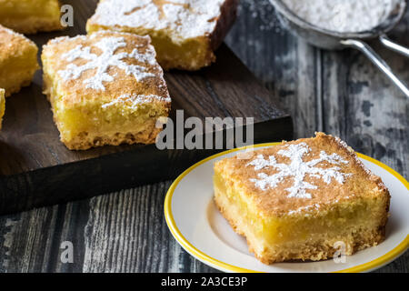 Carrés au citron avec du sucre en poudre. Banque D'Images