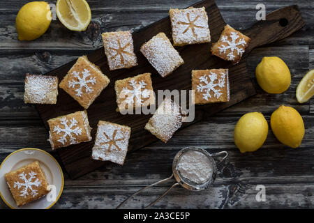 Carrés au citron mise à plat. Banque D'Images