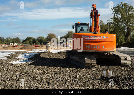 Pelle mécanique pour usine lourde effectuant des travaux préliminaires sur le site de construction du nouveau centre de cinéma Omniplex à Killarney, dans le comté de Kerry, en Irlande Banque D'Images