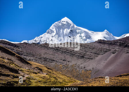 Les formations géologiques riches en minéraux dans les montagnes de la Cordillère Vilcanota. Ausungate, Cusco, Pérou Banque D'Images