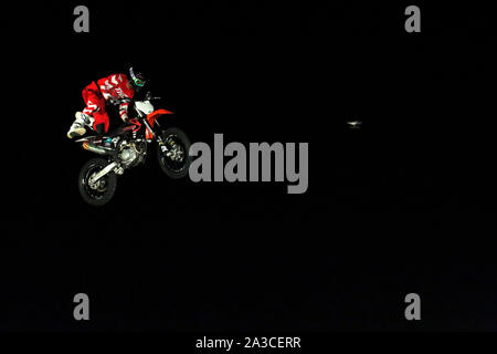 Islamabad, Pakistan. 6 octobre, 2019. Dallan Goldman en provenance d'Afrique du Sud effectue une stunt freestyle au cours de Mountain Dew Moto-Extreme stunt show à Islamabad, capitale du Pakistan, le 6 octobre 2019. Credit : Ahmad Kamal/Xinhua/Alamy Live News Banque D'Images