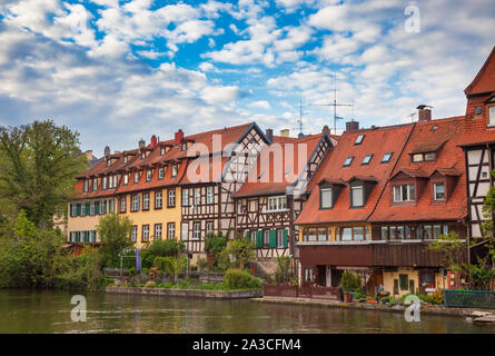 Lieux historiques maisons de pêcheurs le long de la rivière Regnitz connu sous le nom de la Petite Venise (Klein-Venedig) dans la région de Bamberg, Bavière, Allemagne, Europe. Bamberg est un de mos Banque D'Images