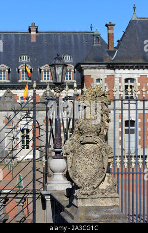 Statue d'un lion tenant les armoiries du prince de Ligne à la 14e siècle Chateau de Beloeil à Beloeil (Hainaut), Belgique Banque D'Images