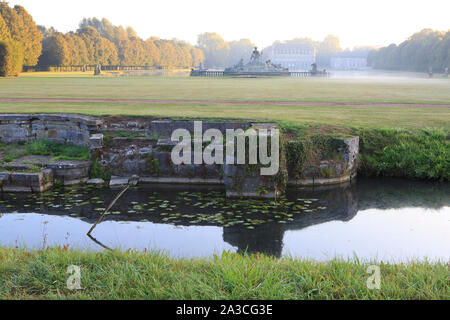 Le 14e siècle Chateau de Beloeil, résidence du Prince de Ligne, sur un beau matin d'été brumeux à Beloeil (Hainaut), Belgique Banque D'Images