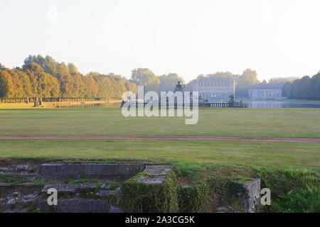 Le 14e siècle Chateau de Beloeil, résidence du Prince de Ligne, sur un beau matin d'été brumeux à Beloeil (Hainaut), Belgique Banque D'Images