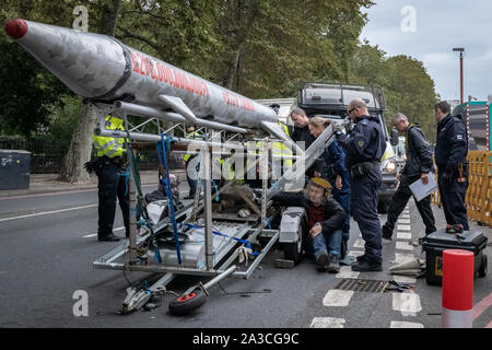 Unité de police spécialisés tentent de s'affranchir d'un manifestant sur associés à un modèle exemplaire d'un missile Trident sur Victoria Embankment qui rébellion Extinction ont tenté de situer les manifestants devant le ministère de la Défense nationale construit.les défenseurs de commencer une nouvelle vague de protestation a entraîné un bouleversement ce matin à Londres. Forces armées à travers l'Angleterre ont été invités à contribuer "spécialiste" des équipes de dépose de protestation formés et équipés pour faire face aux manifestants à l'aide de verrous et de la colle pour entraver les efforts visant leur élimination, car ils tentent de bloquer les principales routes. Londres, Royaume-Uni. Banque D'Images