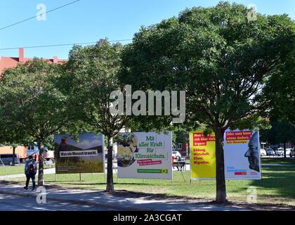 Erfurt, Allemagne. 07Th Oct, 2019. Un homme marche le long de trois des affiches électorales. Thuringe élira un nouveau parlement le 27 octobre. Crédit : Martin Schutt/dpa-Zentralbild/dpa/Alamy Live News Banque D'Images