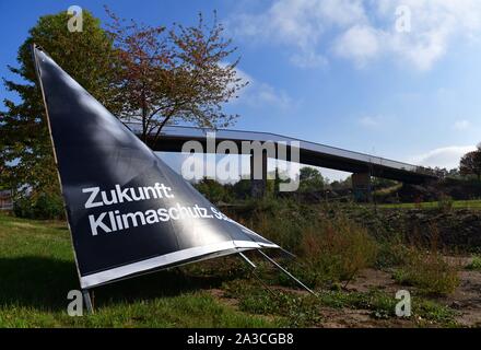 Erfurt, Allemagne. 07Th Oct, 2019. Il y a un poster d'interrogation à l'envers sur la périphérie. Thuringe élira un nouveau parlement le 27 octobre. Crédit : Martin Schutt/dpa-Zentralbild/dpa/Alamy Live News Banque D'Images