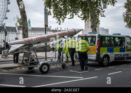 La police saisit un modèle exemplaire d'un missile Trident sur Victoria Embankment qui rébellion Extinction ont tenté de situer les manifestants en face du ministère de la Défense nationale construit. Les défenseurs de la commencer deux semaines de nouvelle vague de protestation action causant des perturbations dans les principaux sites à Londres comme Westminster Bridge, pont de Lambeth, Trafalgar Square, le Parlement et Smithfield Market ainsi que plusieurs blocages de routes. La Police métropolitaine ont confirmé plus de 1500 arrestations à ce jour. Londres, Royaume-Uni. Banque D'Images