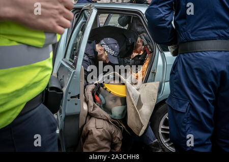 Unité de police spécialisés tentent de s'affranchir d'un manifestant sur de l'intérieur d'une voiture garée à entraver Victoria Embankment qui l'extinction des manifestants ont tenté d'occuper la rébellion à partir de 6h. Les défenseurs de la commencer une nouvelle vague de protestation a entraîné un bouleversement ce matin à Londres. Forces armées à travers l'Angleterre ont été invités à contribuer "spécialiste" des équipes de dépose de protestation formés et équipés pour faire face aux manifestants à l'aide de verrous et de la colle pour entraver les efforts visant leur élimination, car ils tentent de bloquer les principales routes. Banque D'Images