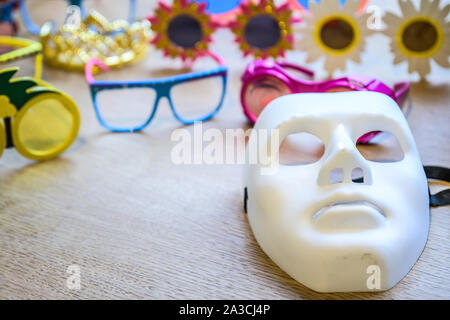 Retro Party coffret verres, des chapeaux, des lèvres, des moustaches, des masques pour Photo Booth design party images amusantes. Banque D'Images