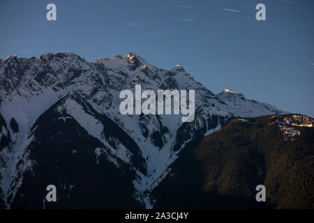 Star Trails sont vus au-dessus d'un couvert de neige dans la région de Mount Currie, Pemberton. Banque D'Images