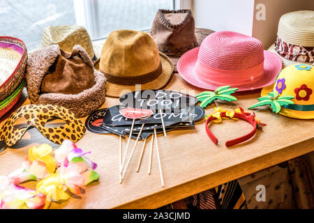 Retro Party coffret verres, des chapeaux, des lèvres, des moustaches, des masques pour Photo Booth design party images amusantes. Banque D'Images