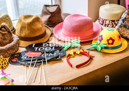 Retro Party coffret verres, des chapeaux, des lèvres, des moustaches, des masques pour Photo Booth design party images amusantes. Banque D'Images