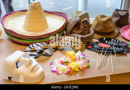 Retro Party coffret verres, des chapeaux, des lèvres, des moustaches, des masques pour Photo Booth design party images amusantes. Banque D'Images