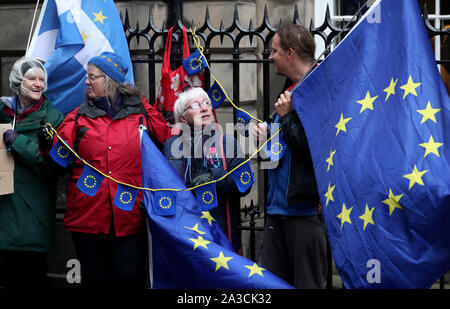 Les partisans de l'UE se rassemblent à l'extérieur de la Cour de session à Édimbourg pour entendre le résultat de la pétition juridique afin d'obtenir une ordonnance de la cour pour faire le premier ministre Boris Johnson chercher Brexit extension. Banque D'Images