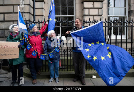 Les partisans de l'UE se rassemblent à l'extérieur de la Cour de session à Édimbourg pour entendre le résultat de la pétition juridique afin d'obtenir une ordonnance de la cour pour faire le premier ministre Boris Johnson chercher Brexit extension. Banque D'Images