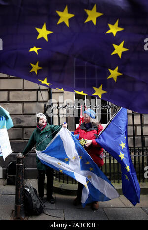 Les partisans de l'UE se rassemblent à l'extérieur de la Cour de session à Édimbourg pour entendre le résultat de la pétition juridique afin d'obtenir une ordonnance de la cour pour faire le premier ministre Boris Johnson chercher Brexit extension. Banque D'Images