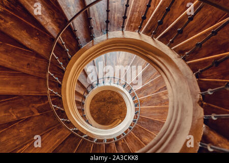 Escaliers en spirale dans un escargot Cathédrale de l'Assomption de Notre-Dame de Sedlec, Kutna Hora, République tchèque. Vue à partir du haut Banque D'Images