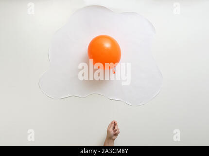 Résumé ballon orange avec du papier blanc en forme d'un Œuf frit Banque D'Images