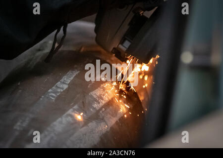 Unité de police spécialisés tentent de s'affranchir d'un manifestant sur de l'intérieur d'une voiture garée à entraver Victoria Embankment qui l'extinction des manifestants ont tenté d'occuper la rébellion à partir de 6h. Les défenseurs de la commencer une nouvelle vague de protestation a entraîné un bouleversement ce matin à Londres. Forces armées à travers l'Angleterre ont été invités à contribuer "spécialiste" des équipes de dépose de protestation formés et équipés pour faire face aux manifestants à l'aide de verrous et de la colle pour entraver les efforts visant leur élimination, car ils tentent de bloquer les principales routes. Banque D'Images