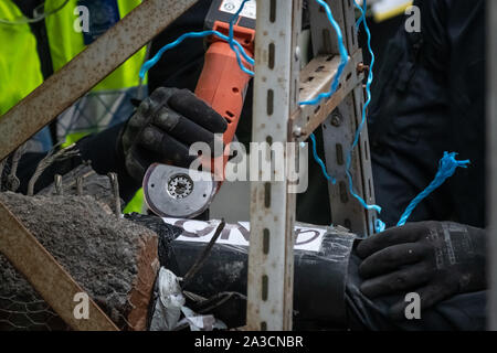 Unité de police spécialisés tentent de s'affranchir d'un manifestant sur associés à un modèle exemplaire d'un missile Trident sur Victoria Embankment qui rébellion Extinction ont tenté de situer les manifestants devant le ministère de la Défense nationale construit.les défenseurs de commencer une nouvelle vague de protestation a entraîné un bouleversement ce matin à Londres. Forces armées à travers l'Angleterre ont été invités à contribuer "spécialiste" des équipes de dépose de protestation formés et équipés pour faire face aux manifestants à l'aide de verrous et de la colle pour entraver les efforts visant leur élimination, car ils tentent de bloquer les principales routes. Londres, Royaume-Uni. Banque D'Images