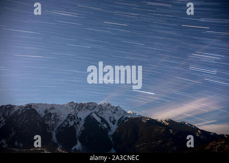 Star Trails sont vus au-dessus d'un couvert de neige dans la région de Mount Currie, Pemberton. Banque D'Images