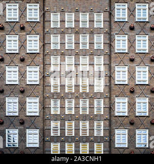 Rangées de fenêtres sur l'extérieur de Sprinkenhof, Hambourg, Allemagne Banque D'Images