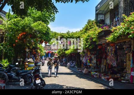 HOI AN, VIETNAM - 5 Avril 2019 : Les gens de marcher sur les rues de la vieille ville de Hoi An, Vietnam Banque D'Images