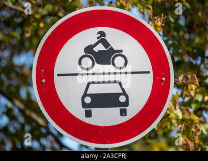 Potsdam, Allemagne. 07Th Oct, 2019. Un panneau de circulation 'interdiction des véhicules à moteur à plusieurs voies et les motos' s'affiche sur le bord de la route. La série signe avec une bordure rouge montre une moto (en haut) et une voiture (en bas) séparés par un tiret. Credit : Monika Skolimowska/dpa-Zentralbild/dpa/Alamy Live News Banque D'Images