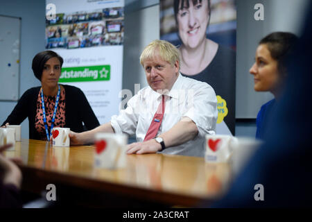 - RETRANSMISSION de corriger la date. Premier ministre Boris Johnson parle de professionnels de la santé mentale au cours de sa visite à l'Hôpital général de Watford, suite aux récentes annonces sur de nouveaux fonds pour le NHS. Banque D'Images