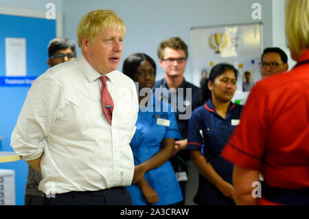 - RETRANSMISSION de corriger la date. Premier ministre Boris Johnson parle au personnel médical au cours de sa visite à l'Hôpital général de Watford, suite aux récentes annonces sur de nouveaux fonds pour le NHS. Banque D'Images