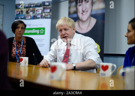 - RETRANSMISSION de corriger la date. Premier ministre Boris Johnson parle de professionnels de la santé mentale au cours de sa visite à l'Hôpital général de Watford, suite aux récentes annonces sur de nouveaux fonds pour le NHS. Banque D'Images