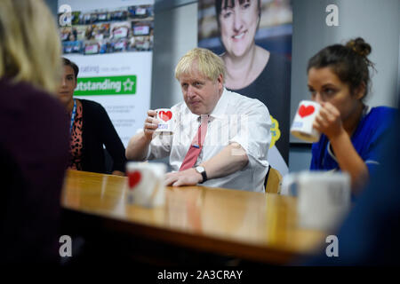 - RETRANSMISSION de corriger la date. Premier ministre Boris Johnson parle de professionnels de la santé mentale au cours de sa visite à l'Hôpital général de Watford, suite aux récentes annonces sur de nouveaux fonds pour le NHS. Banque D'Images