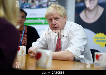 - RETRANSMISSION de corriger la date. Premier ministre Boris Johnson parle de professionnels de la santé mentale au cours de sa visite à l'Hôpital général de Watford, suite aux récentes annonces sur de nouveaux fonds pour le NHS. Banque D'Images