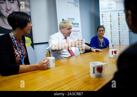 - RETRANSMISSION de corriger la date. Premier ministre Boris Johnson parle de professionnels de la santé mentale au cours de sa visite à l'Hôpital général de Watford, suite aux récentes annonces sur de nouveaux fonds pour le NHS. Banque D'Images