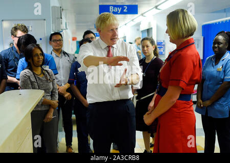 - RETRANSMISSION de corriger la date. Premier ministre Boris Johnson parle au personnel médical au cours de sa visite à l'Hôpital général de Watford, suite aux récentes annonces sur de nouveaux fonds pour le NHS. Banque D'Images